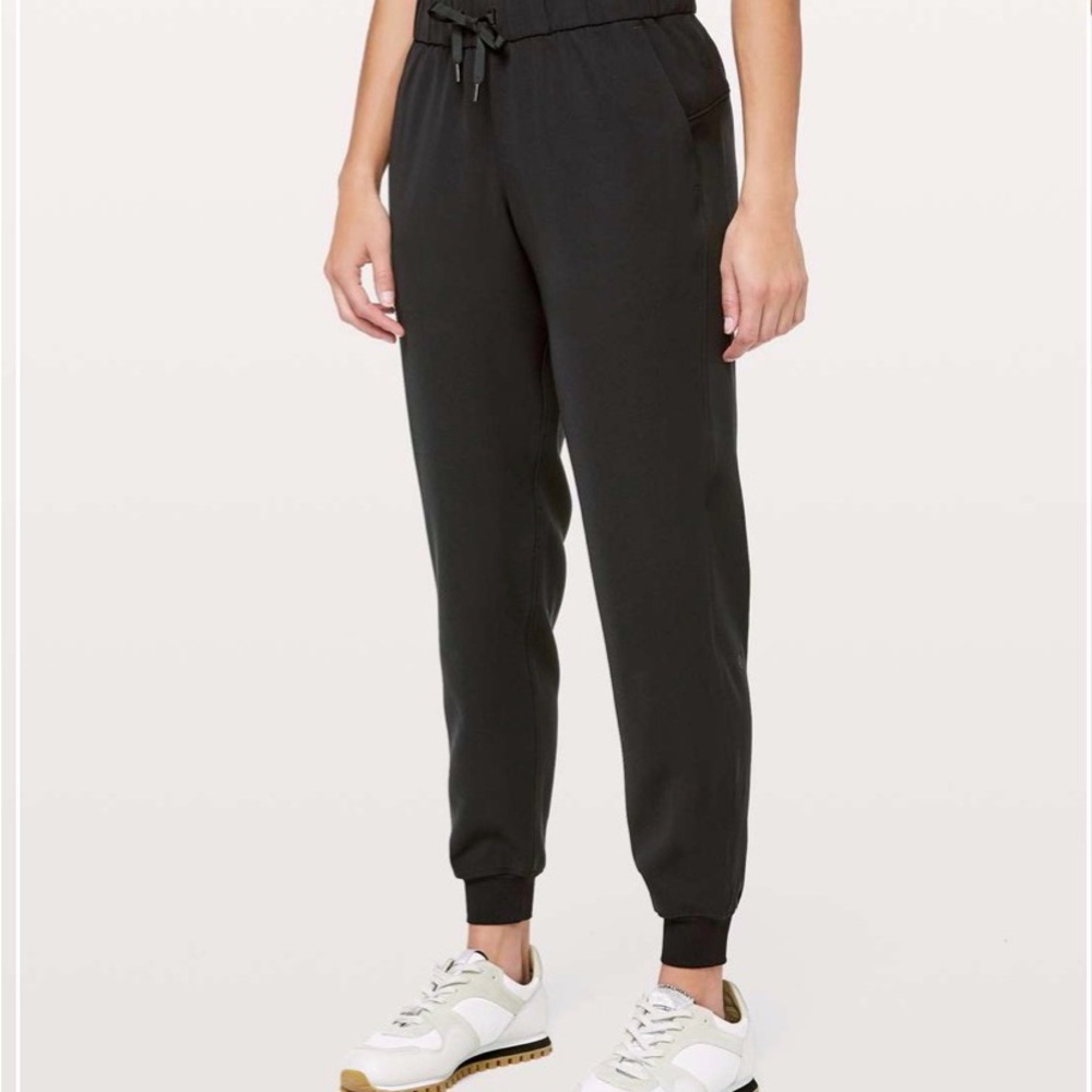Lululemon on the fly jogger